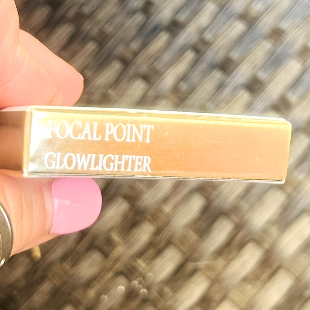 Coloured Raine Focal Point Glowlighter ‘No Flash Needed’ Pressed Highlighter - Picture 6 of 9